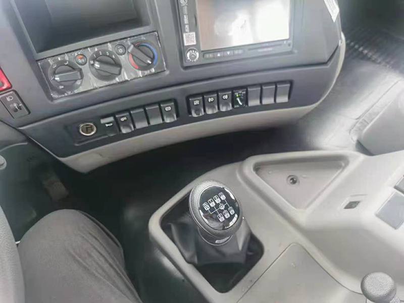 國(guó)六東風(fēng)D7V牌前四后八平板運(yùn)輸車(chē)