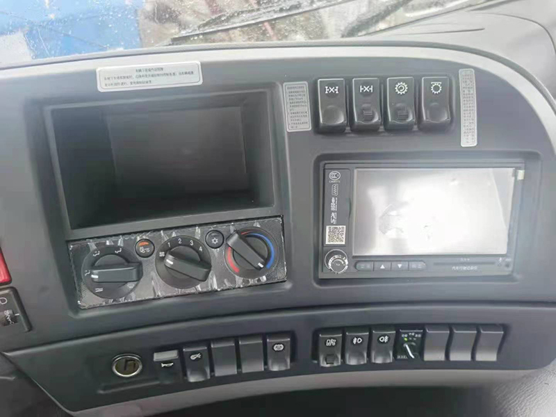 國(guó)六東風(fēng)D7V牌前四后八平板運(yùn)輸車(chē)