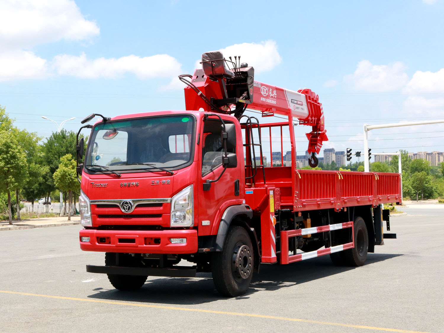 三環(huán)創(chuàng)客單排上裝長興8噸直臂式吊機(jī)