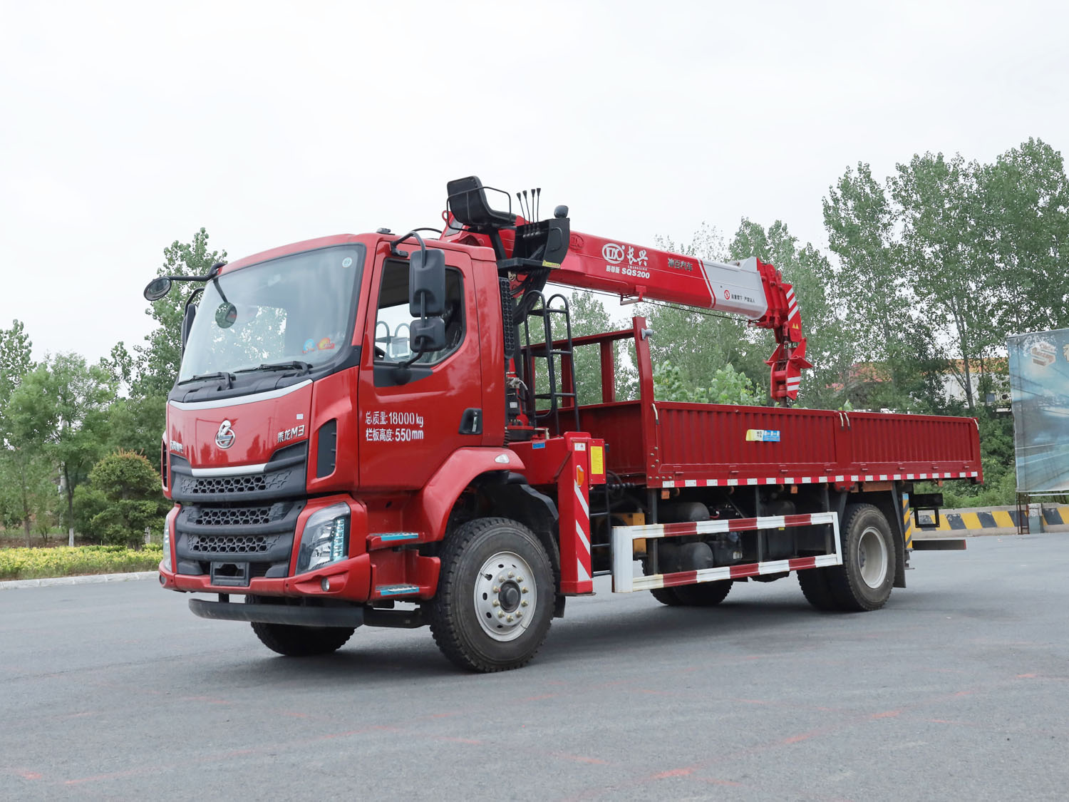 東風(fēng)柳汽乘龍M3單排上裝長興8噸直臂式吊機(jī)